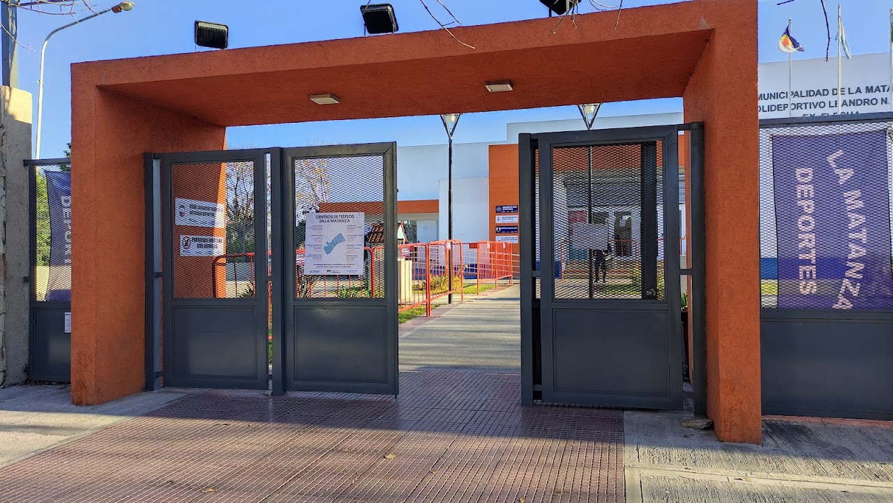 Entrada del Polideportivo Leandro N. Alem en Ramos Mejía