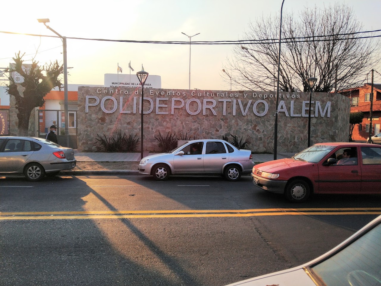 Cartel Polideportivo Alem sobre Av. Eva Perón