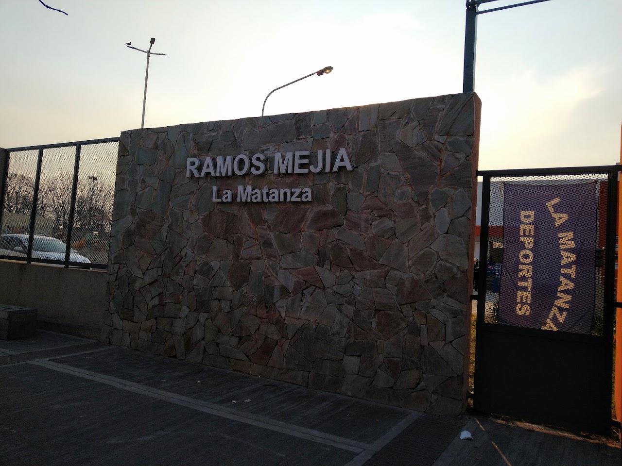 Ingreso al predio del Polideportivo Alem, Ramos Mejía