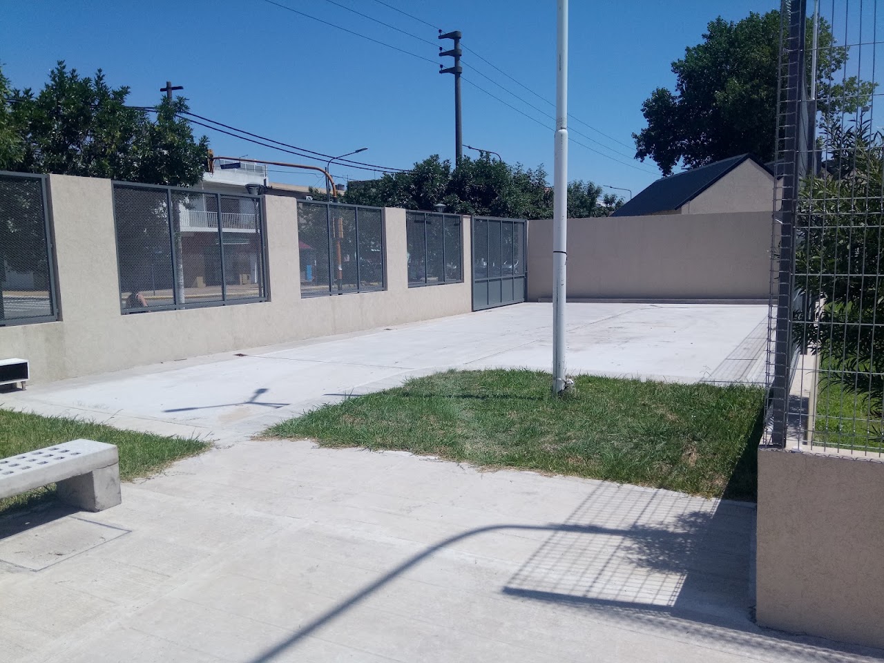 Patio interno del Polideportivo Alem